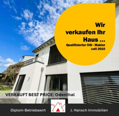 Moderne zweigeschossige Wohnimmobilie mit großen Fenstern und gepflastertem Vorbereich.