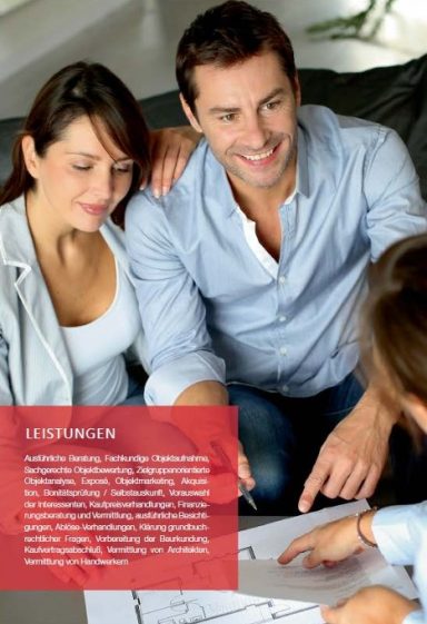 Zwei Personen arbeiten zusammen an einem Tisch, während sie auf ein Dokument schauen.